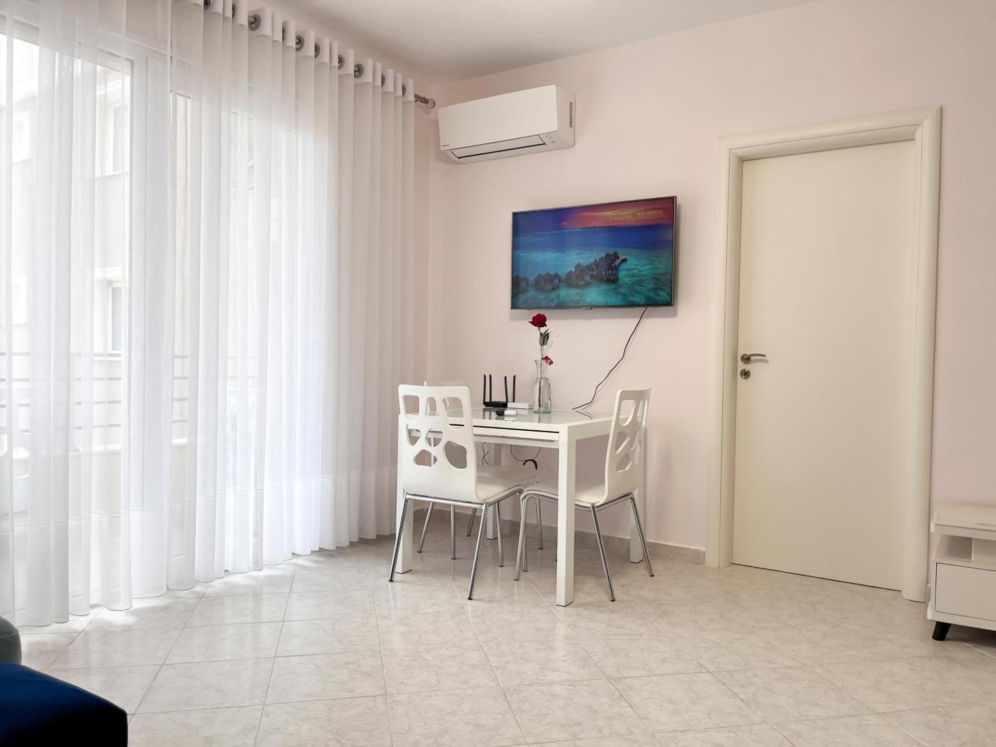Beachfront With Hotel Facilities Vlore Exterior photo